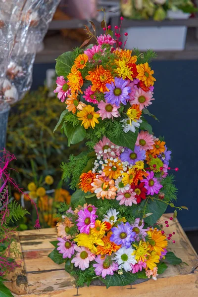 Świeże Kolorowe Kwiaty Spiralna Wieża Aranżacja Naturalna Dekoracja — Zdjęcie stockowe