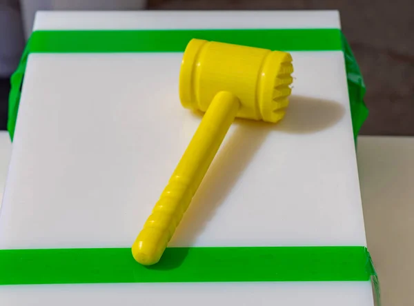 プラスチック製のまな板キッチン機器で黄色のハンマーマレット — ストック写真