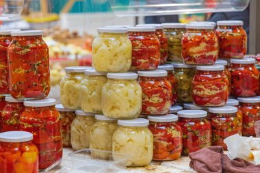 Karnabahar Biberleri ve Salatalıklar Mason Kavanozlarında Korunmuş Yiyecekler