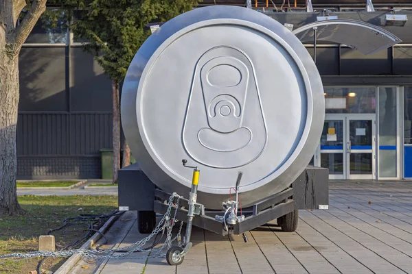 Very Large Aluminium Soda Can Trailer Drinks Vendor — Stock Photo, Image