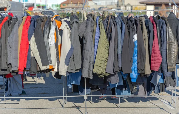 Winterbekleidung Mäntel Und Jacken Auf Outdoor Flohmarkt — Stockfoto