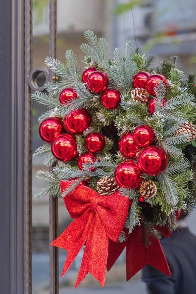 Rote Kugeln Weihnachtsschmuck Natürlicher Kranz Bei Glas — Stockfoto