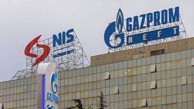 Belgrad, Sırbistan - 27 Aralık 2021: Rus Petrol Kuruluşu Gazprom Neft ve Nis İşaretleri Ofis Binasının Tepesinde.