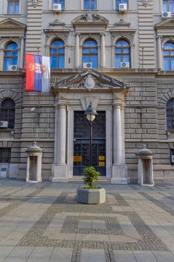 Belgrad, Sırbistan - 28 Kasım 2021: Ziyaretçi Merkezi Sırp Ulusal Bankası Binasına Giriş.