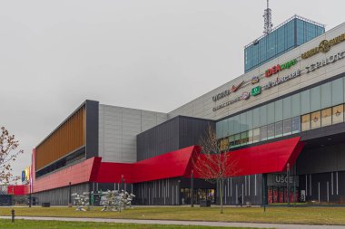 Belgrad, Sırbistan - 27 Aralık 2021: Yeni Belgrad Kış Gününde Alışveriş Merkezi Usce Binası.