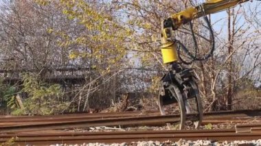 Eski Demiryolu Rayları Tırmık Kazıcı ile Siliniyor