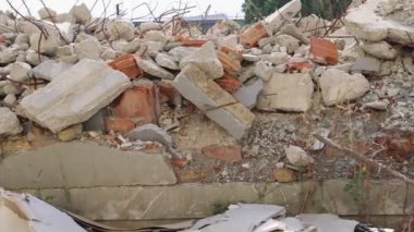 Çökmüş Binalar Enkazın İçinden Geçerek Tehlike Altında