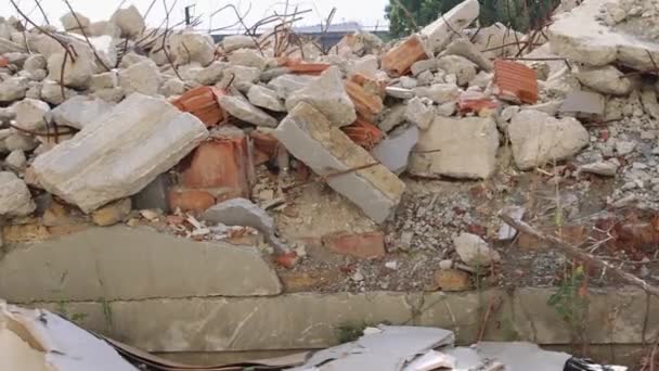 Instortte Gebouwen Huizen Rijden Door Puin Ruïnes Gevaar — Stockvideo