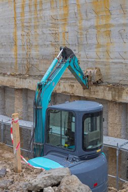 Yeraltı Bodrum Beton İnşaat Alanında Küçük Kazıcı Makinesi