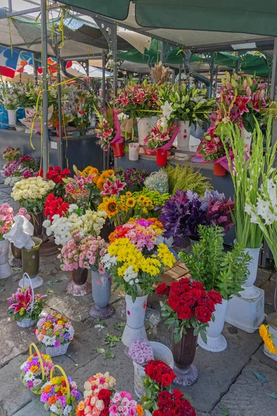 Fresh Flowers Vases Farmers Market Florist Stall — стоковое фото