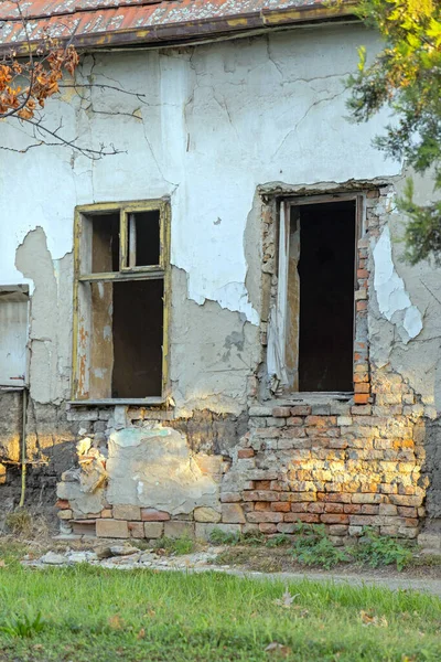 Broken Windows Old Bricks House Abandoned Ruin — Fotografia de Stock