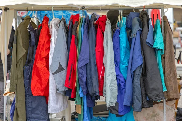 Abrigos Lluvia Chaquetas Ropa Engranaje Para Mal Tiempo Rack —  Fotos de Stock