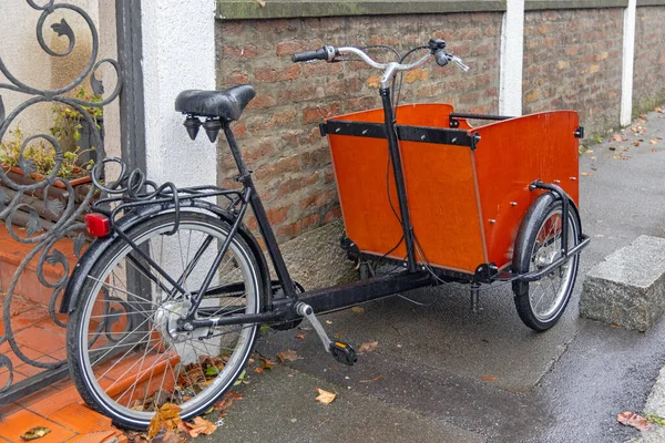 Bicicleta Carga Con Cubo Madera Grande Estacionado Frente Casa — Foto de Stock