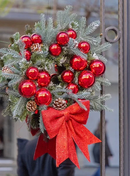 Rode Baubles Kerst Ornamenten Natuurlijke Toorn Bij Glas — Stockfoto