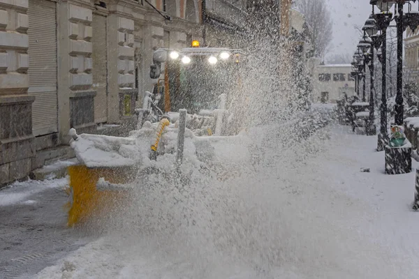 Μηχανήματα Βούρτσα Αφαίρεσης Χιονιού City Street Winter — Φωτογραφία Αρχείου