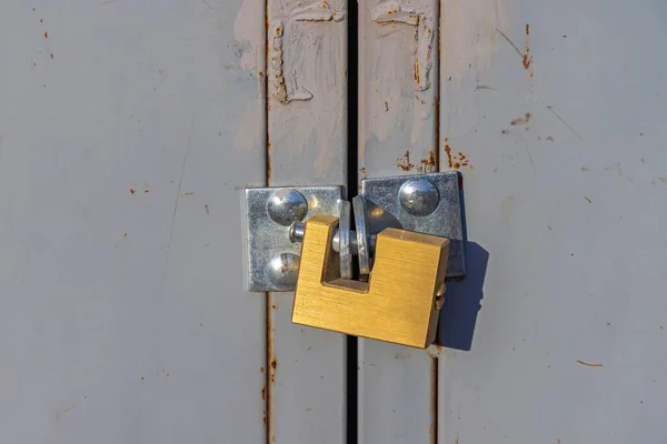 Ισχυρή Κλειδαριά Ορείχαλκου Στις Πόρτες Αποθήκευσης Μετάλλων — Φωτογραφία Αρχείου