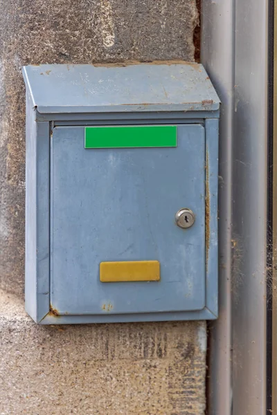 贴有绿色姓名标签的挂载信箱 — 图库照片