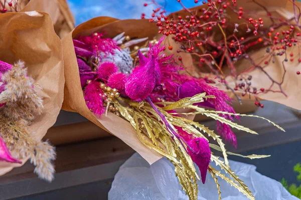 Ramo Flores Púrpuras Secas Con Hojas Oro Decoración Navidad —  Fotos de Stock