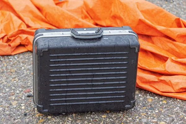 Wet Black Plastic Tool Case Rain — Stockfoto