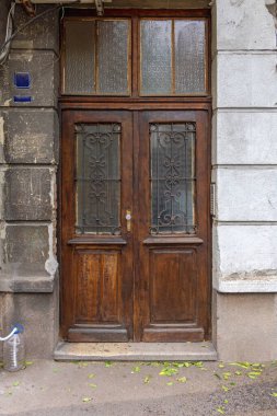 Kapalı Eski Ahşap Kapılar Cam ve Demirle