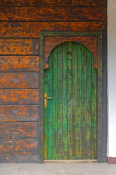 Chared Wood Green Arch Deur Bij Houten Cabine — Stockfoto
