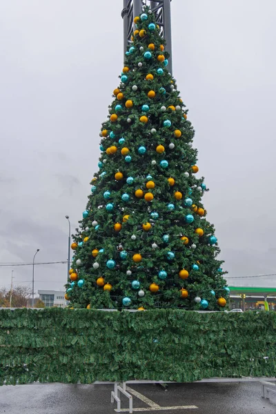 Duża Choinka Przed Centrum Handlowym Dekoracja Świąteczna — Zdjęcie stockowe