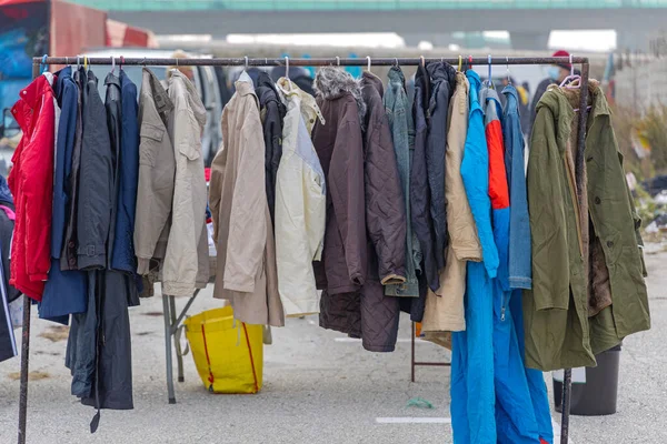 Winterjacken Und Warme Mäntel Auf Dem Flohmarkt — Stockfoto