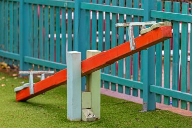 Kızıl Tahta Tahta Çitle Çocuk Bahçesinde Tahterevalli