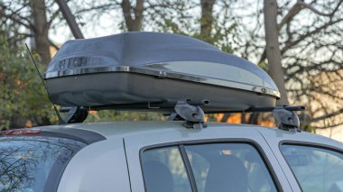 Küçük Arabanın Tepesinde Büyük Çatı Kutusu