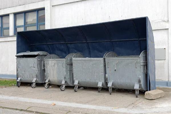 Poubelles Industrielles Dans Espace Couvert Dédié — Photo