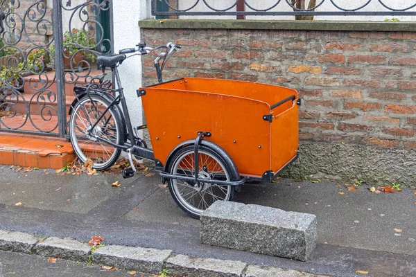 Bicicleta Carga Con Cubo Madera Grande Estacionado Frente Casa —  Fotos de Stock