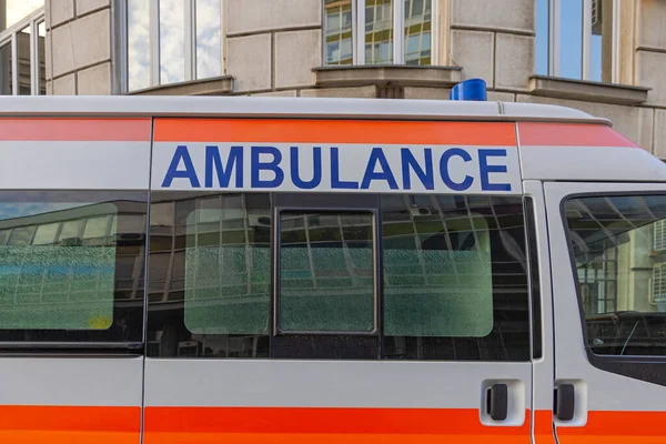 Ambulansskylt Vid Nödfordonets Van Side Dörr — Stockfoto