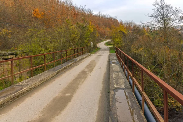 Μία Lane Road Bridge Πάνω Από Μικρό Ποτάμι Φθινόπωρο — Φωτογραφία Αρχείου