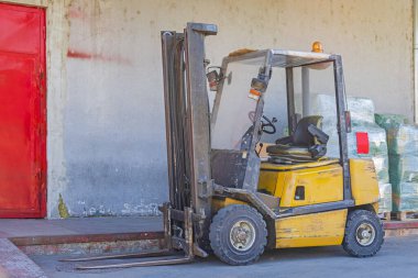 Depo binasının önündeki forklift kamyonu