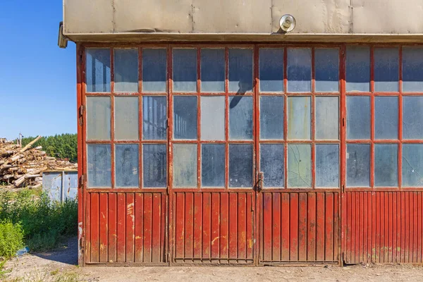 Kirli Pencereli Eski Atölye Kapıları — Stok fotoğraf