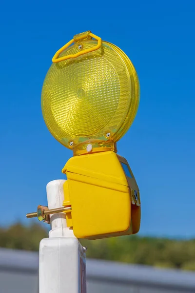 Желтый Светофор Вершине Барьерного Неба — стоковое фото