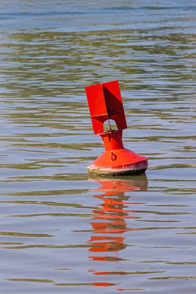 河上航行浮标红色特别标志 — 图库照片
