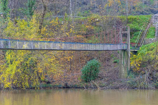 西セルビアの小河川に架かる歩行者用吊り橋秋 — ストック写真