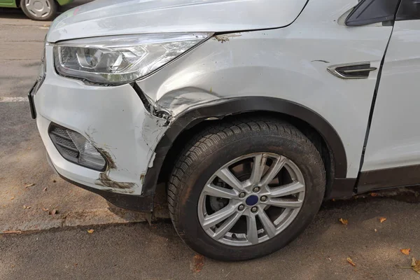 Kleine Unfallschäden Front Und Seite Neuem Weißen Geländewagen — Stockfoto