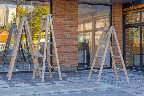 ショップウィンドウの前にある労働者の木製のはしご — ストック写真