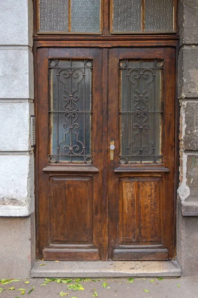 Κλειστές Παλιές Ξύλινες Πόρτες Γυαλί Και Σίδερο — Φωτογραφία Αρχείου
