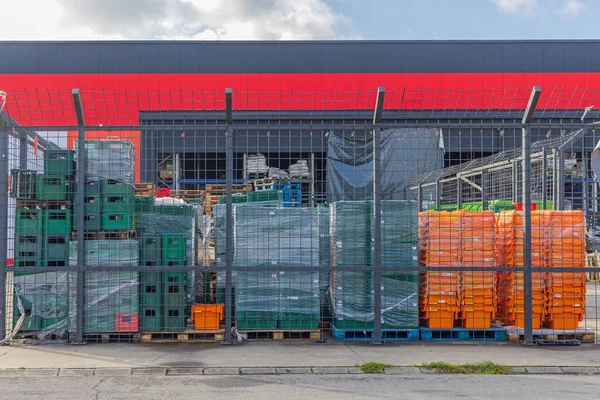 Palettes Vides Caisses Stockage Extérieur Avec Clôture Métallique — Photo