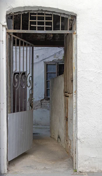 Open Metal Gate Door Old House Entrance — Stock Photo, Image