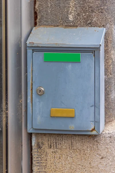 Falra Szerelhető Postaláda Zöld Névvel Címke — Stock Fotó