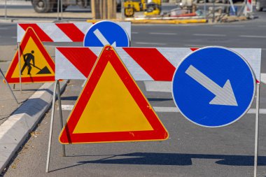 Şehir Caddesindeki Road Works Yön Oku İnşaat Alanı