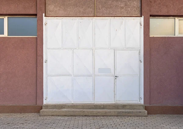 Edificio Almacenamiento Almacén Puerta Blanca Grande Cerrado —  Fotos de Stock