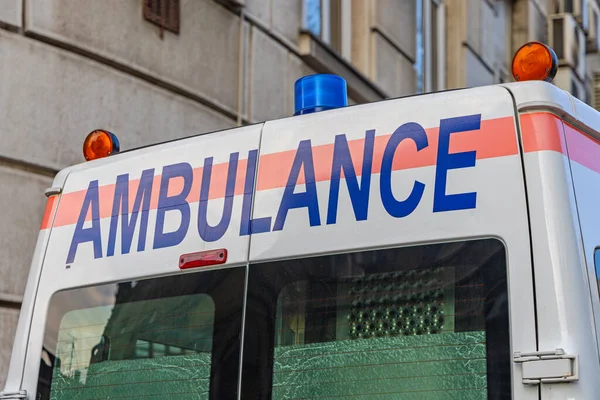 Ambulancebord Aan Achterkant Van Het Noodvoertuig — Stockfoto