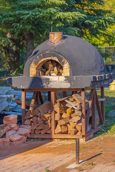 Forno Rotondo Grande Della Pizza Con Stoccaggio Legno Del Fuoco — Foto Stock