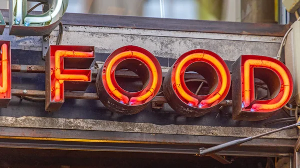 Eski Tarz Kırmızı Neon Elektrikli Gıda Şareti — Stok fotoğraf