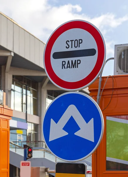 Σταματήστε Ramp Κατευθυνόμενα Βέλη Πινακίδες Κυκλοφορίας Θάλαμος Διοδίων — Φωτογραφία Αρχείου